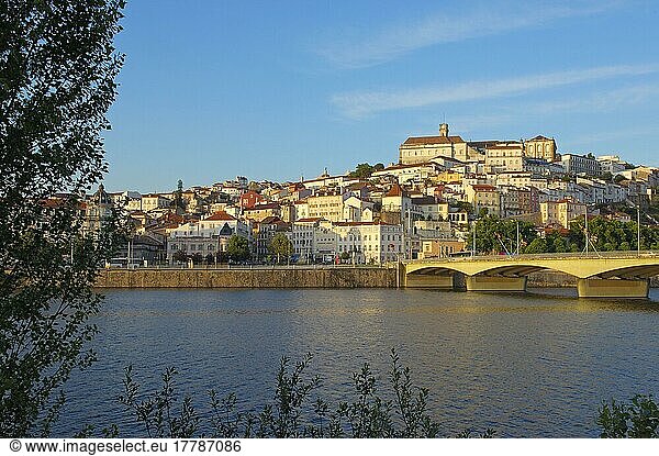 Altstadt  Fluss Mondego  Coimbra  Beira Litoral  Portugal  Europa