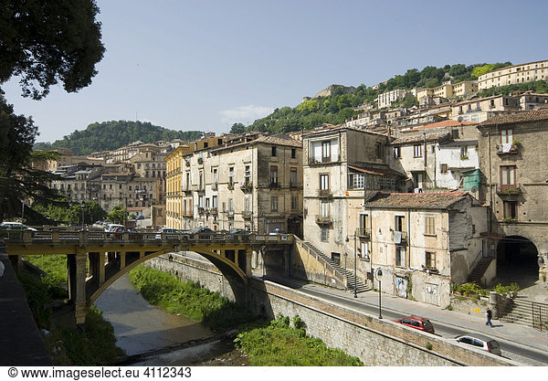 Altstadt mit Brücke über Fluss  Cosenza  Kalabrien  Italien
