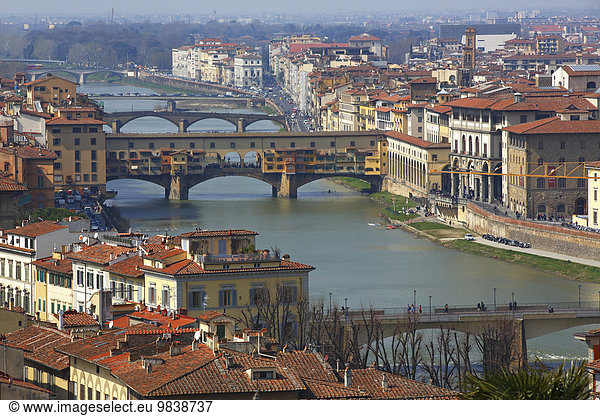 Altstadt mit mittelalterlicher Brücke Ponte Vecchio über den Fluss Arno  UNESCO Weltkulturerbe  Altstadt  Florenz  Toskana  Italien  Europa