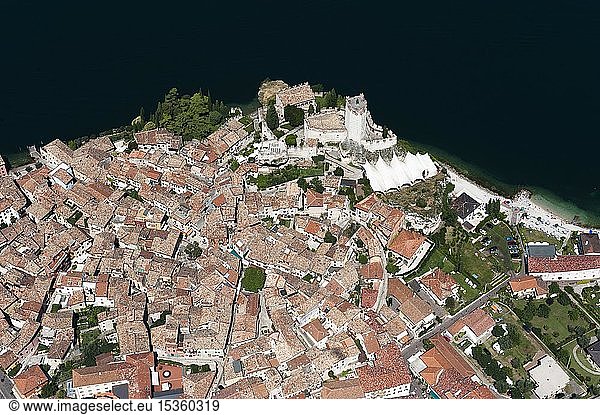 Altstadt und Castello di Malcesine  Malcesine am Gardasee  Luftaufnahme  Provinz Venetien  Italien  Europa