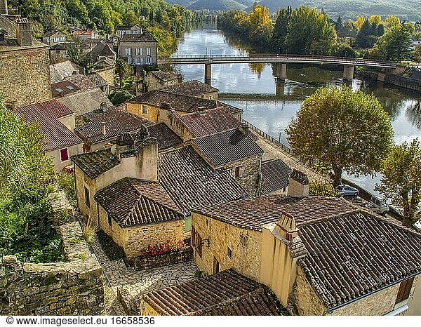 Altstadt und Fluss Lot  Puy-lEveque  Departement Lot  Region Okzitanien  Frankreich.
