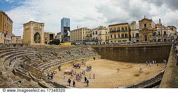 Altstadt und Römisches Amphitheater  Lecce  Apulien  Italien  Europa