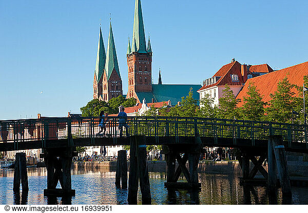 Altstadt und Trave in Lübeck  links und rechts die Marien- und Peterskirche.