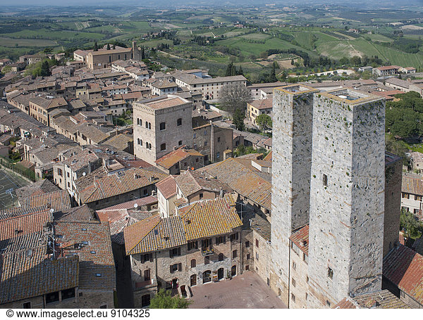 Altstadt und Zwillingstürme Torri dei Salvucci oder Torri Gemelli  vom Turm Torre Grossa aus gesehen  San Gimignano  Toskana  Italien
