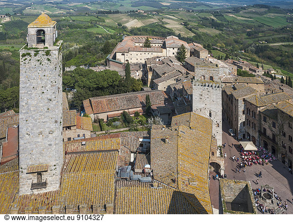 Altstadt vom Turm Torre Grossa aus gesehen  der Platz Piazza della Cisterna  hinten Kirche und Kloster Sant'Agostino  San Gimignano  Toskana  Italien