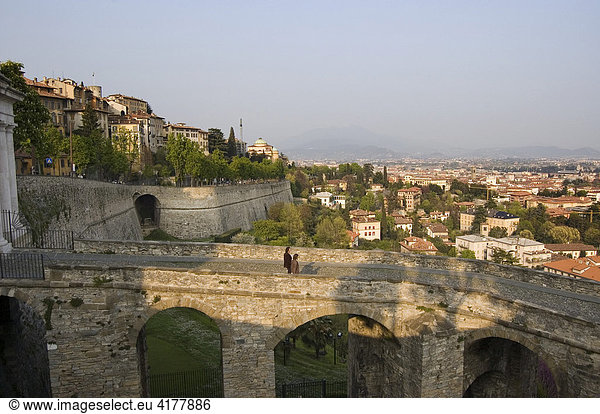 Altstadt von Bergamo  Blick auf die Neustadt  Lombardei (Lombardia)  Italien