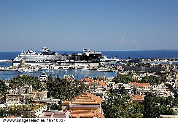 Altstadt von Rhodos und Kreuzfahrtschiff Celebrity X Infinity im Hafen  Rhodos  Griechenland.