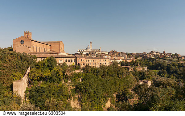 Altstadt von Siena mit der Basilika San Domenico und dem Dom von Siena  Duomo di Siena  Toskana  Italien  Europa