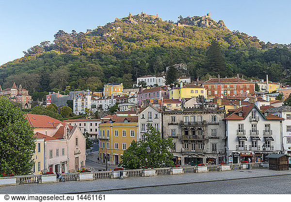 Altstadt von Sintra mit Blick auf die maurische Burg auf den umliegenden Hügeln  Sintra  Portugal