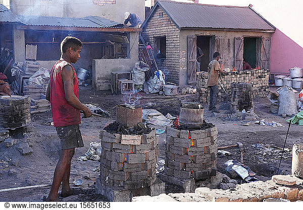 Aluminiumgießerei in Ambatolampy  Antsirabe  Zentral-Madagaskar  Afrika