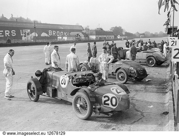 Alvis- und Lea-Francis-Wagen beim JCC Double Twelve-Rennen  Brooklands  8./9. Mai 1931. Künstler: Bill Brunell.