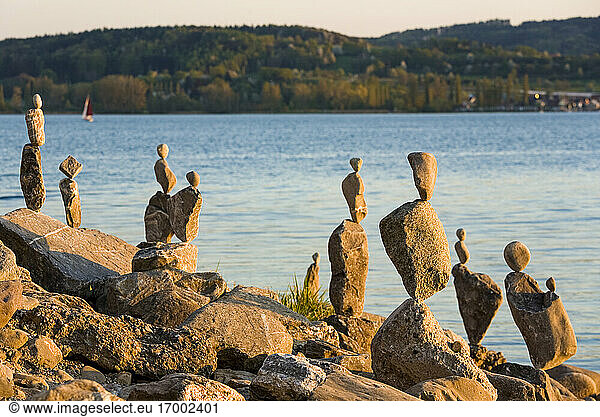 Am Ufer des Bodensees balancierende Felsenstapel