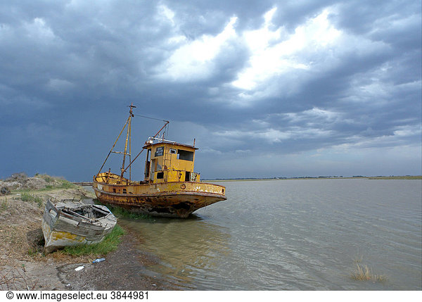 Am Ufer gestrandete verfallene Fischerboote  San Clemente  Buenos Aires  Argentinien  Südamerika