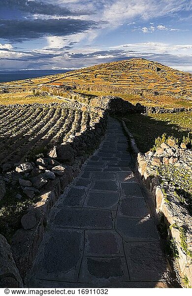 Amantani-Inseln (Isla Amantani) vom Gipfel der Pachamama (Mutter Erde) aus gesehen  Titicacasee  Peru