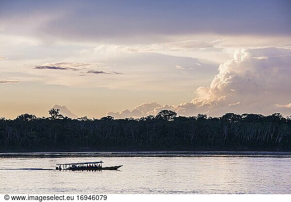 Amazonas-Dschungel-Bootsfahrt bei Sonnenuntergang  Tambopata National Reserve  Peru