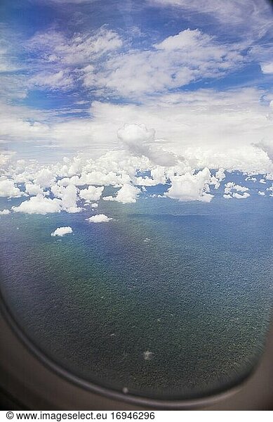 Amazonas-Regenwald vom Flugzeugfenster aus gesehen  Coca  Ecuador  Südamerika