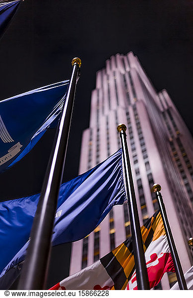Americas Tower und beleuchtete internationale Flaggen bei Nacht; New York City  New York  Vereinigte Staaten von Amerika