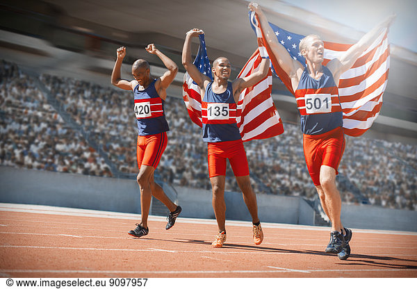Amerikanische Athleten feiern auf der Strecke