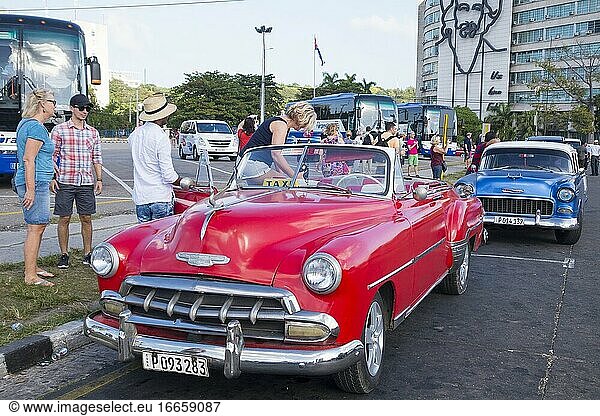Amerikanische Autos auf der Plaza de la Revoluci?n in Havanna. Viele Autos werden als Taxi benutzt. Platz der Revolution.