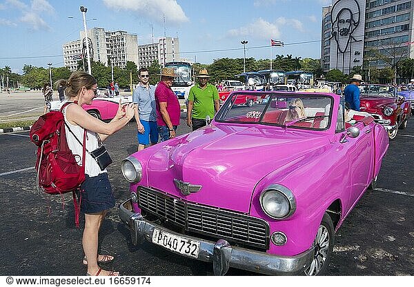 Amerikanische Autos auf der Plaza de la Revoluci?n in Havanna. Viele Autos werden als Taxi benutzt. Platz der Revolution.