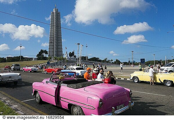 Amerikanische Autos auf der Plaza de la Revoluci?n in Havanna. Viele Autos werden als Taxi benutzt. Platz der Revolution. Gedenkstätte Jose Marti.