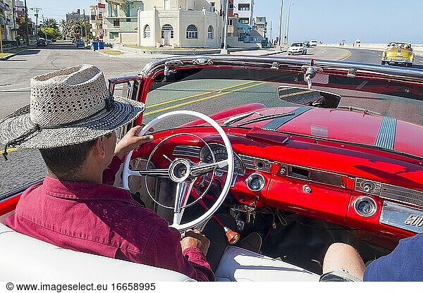 Amerikanische Autos in Havanna. Viele werden als Taxi benutzt.