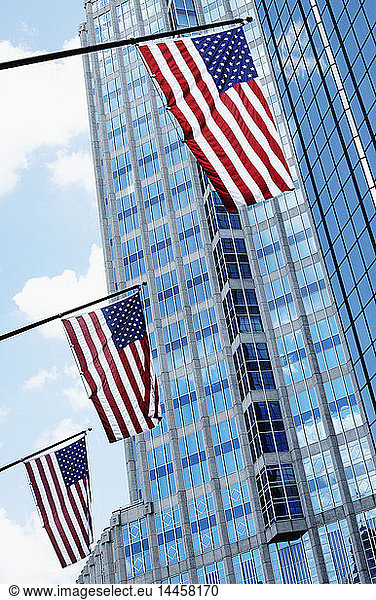 Amerikanische Flaggen gegen Bürogebäude