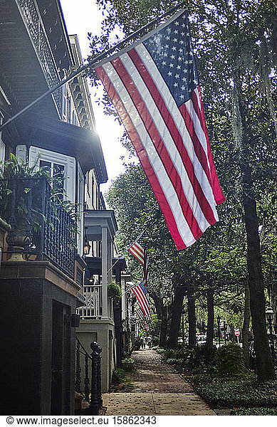 Amerikanische Flaggen vor Häusern städtische Straße