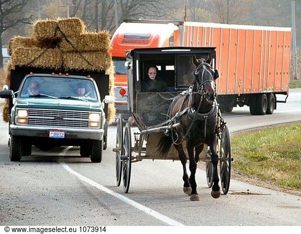 Amish Frau Highway Buggy im Straenverkehr in Indiana befahren