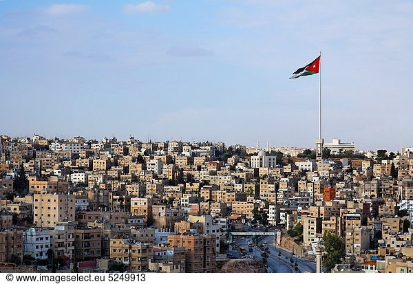 Amman  Hauptstadt  fliegen  fliegt  fliegend  Flug  Flüge  über  Großstadt  Fahne