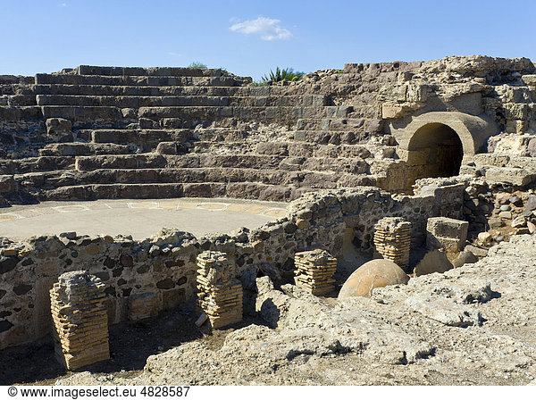 Amphitheater der antiken Grabungsstätte Nora  bei Pula  Sardinien  Südküste  Italien  Südeuropa  Europa