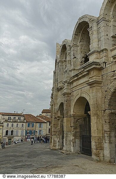 Amphitheater mit Altstadt  Arles  Provence  Frankreich  Europa