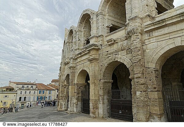 Amphitheater mit Altstadt  Arles  Provence  Frankreich  Europa