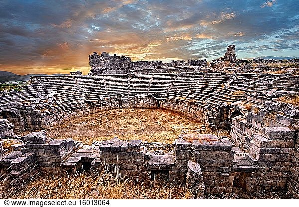 Ampitheater von Xanthos  das von den Römern mit einer Mauer um die ehemalige Bühne herum verändert wurde  um eine Grube für Gladitorial- und Tierveranstaltungen zu schaffen. Xanthos UNESCO-Welterbe Archäologische Stätte  Türkei.