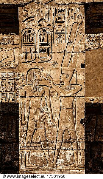 Amun haucht Ramses III. das Leben ein  Seitenkammer der Großen Hypostylhalle  Medinet Habu  Totentempel Ramses III. Luxor  Theben-West  Ägypten  Luxor  Theben  West  Ägypten  Afrika