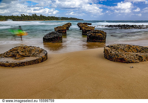 Anahola Beach Pier mit der Unschärfe eines Surfers; Kauai  Hawaii  Vereinigte Staaten von Amerika