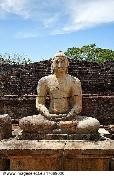 Ancient sitting Buddha image in votadage Pollonaruwa  Sri Lanka  Asien