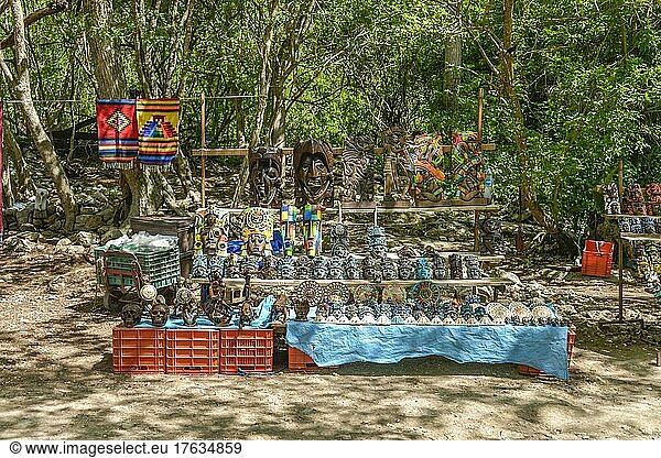 Andenkenverkäufer  Ausgrabungsstätte  Chichen Itza  Yucatan  Mexiko  Mittelamerika