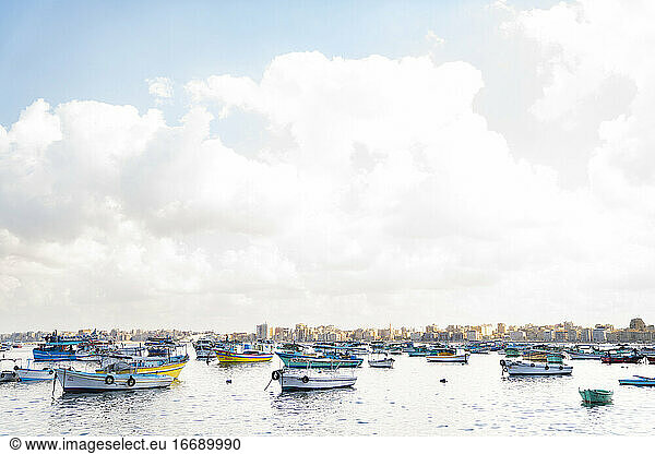 Angedockte Boote im Hafen von Alexandria  Ägypten