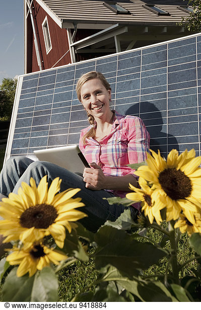 angelehnt Frau Computer Sonnenkollektor Sonnenenergie Tisch Tablet PC