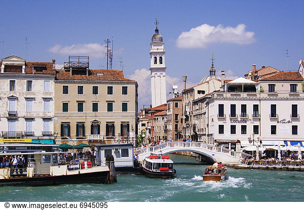 angelehnt  Kirchturm  Italien  Venedig