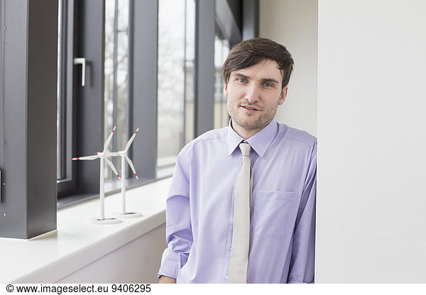 angelehnt Portrait Geschäftsmann Wand lächeln