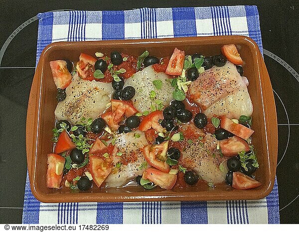 Angemachter Kabeljau-Fisch in Tonschale mit Oliven Tomaten und Basilikum  Fischgericht  mediterrane Küche  Fischessen  Rezeptideen  aus dem Buch Rezepte die das Leben schreibt  spanische Küche  Kochideen aus Spanien  Fischgericht  Spanien  Europa