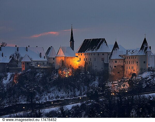 Angestrahlte Burganlage mit Kapelle im Winter  Dämmerung  Burghausen  Oberbayern  Bayern  Deutschland  Europa