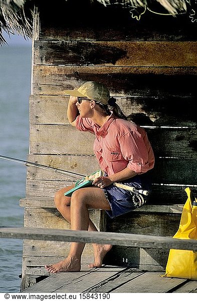 Anglerin sucht in Mexiko nach Fischen