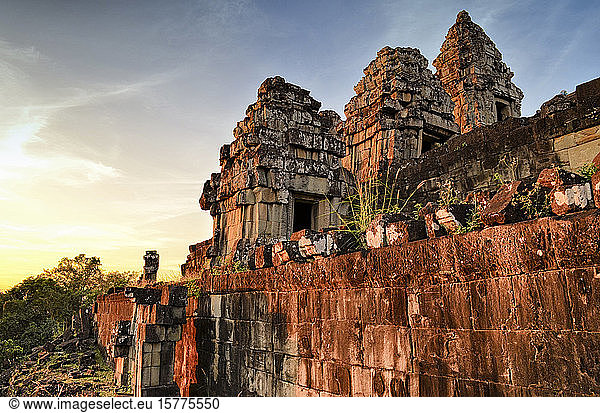 Ankor Wat ein historischer Khmer-Tempel aus dem 12. Jahrhundert und UNESCO-Weltkulturerbe. Bögen und geschnitzte Steinblöcke und Stufen bei Sonnenuntergang.