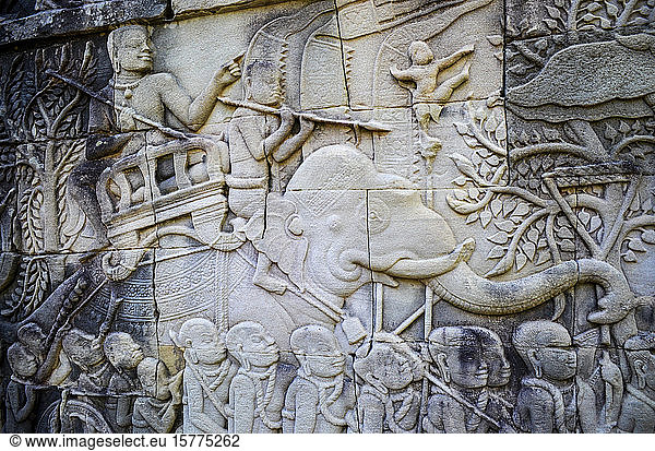 Ankor Wat  ein historischer Khmer-Tempel aus dem 12. Jahrhundert und UNESCO-Weltkulturerbe. Bögen und in Stein gehauene Basrelieftafeln mit Szenen aus der Kulturgeschichte der Khmer.