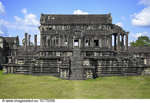 Ankor Wat  ein historischer Khmer-Tempel aus dem 12. Jahrhundert und UNESCO-Weltkulturerbe. Bögen und in Stein gehauene Tempelstrukturen. Archäologische Stätte.