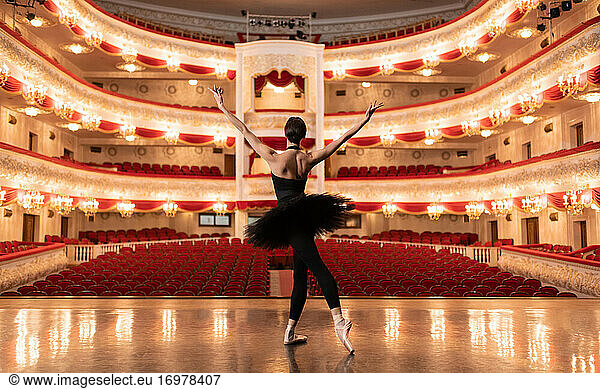 Anonyme Ballerina beendet Auftritt in leerem Theater