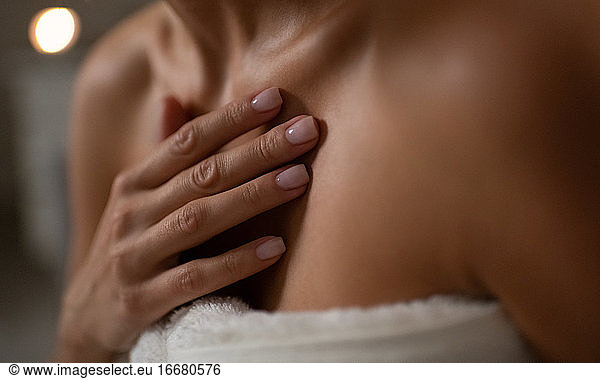 Anonyme Frau berührt saubere Haut